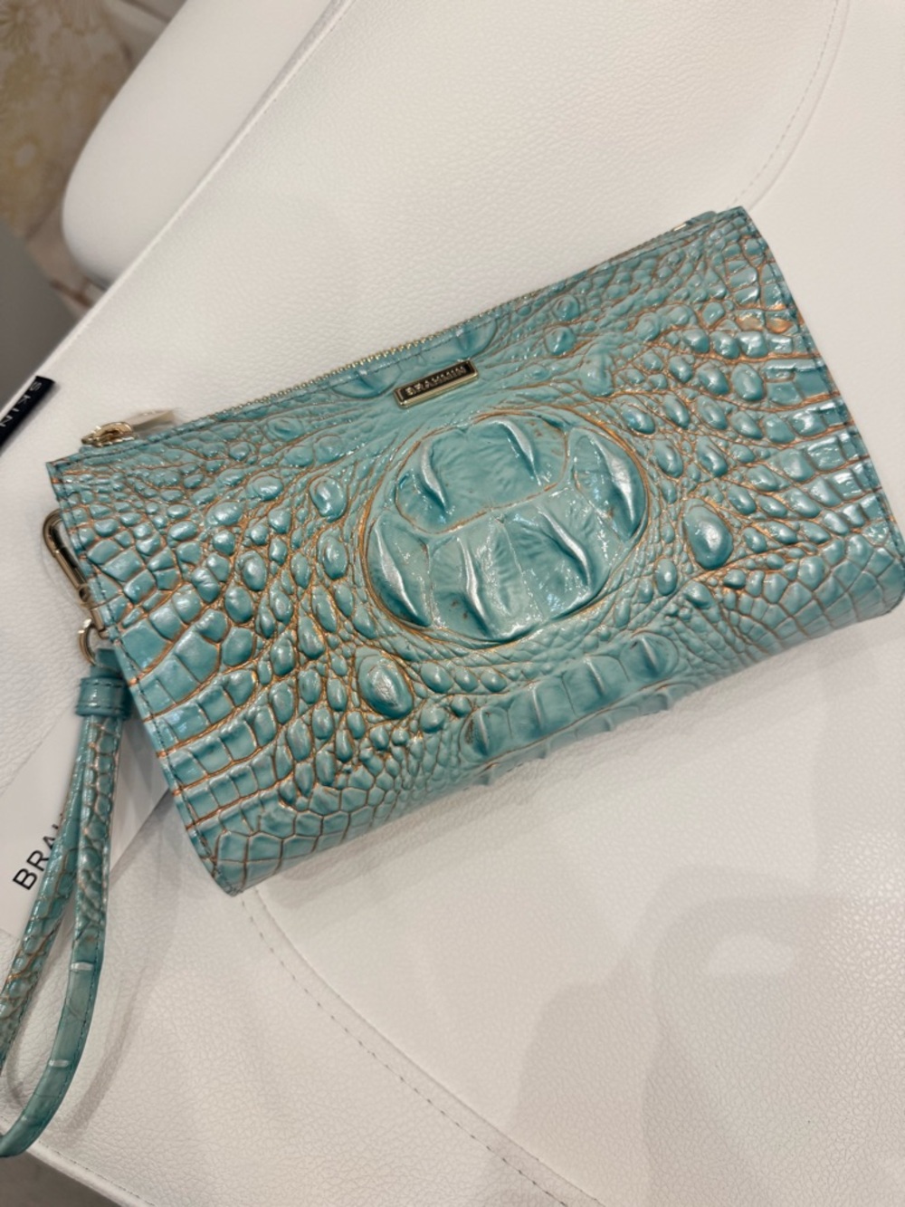 ✨🌸NWT Brahmin Daisy Waterfall Embossed Leather Wristlet with Gold Accents